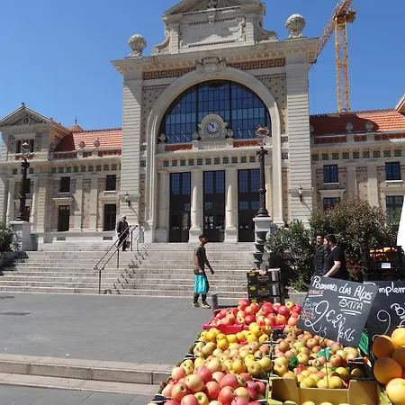 Casa Madere- Ideal Couples - & Cosy -train Station - Tram & Supermarkets-balcony- Washing-machine-ac