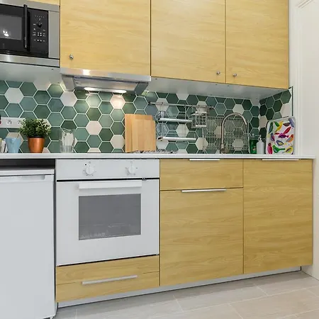 דירה Casa Madere- Ideal Couples - & Cosy -train Station - Tram & Supermarkets-balcony- Washing-machine-ac