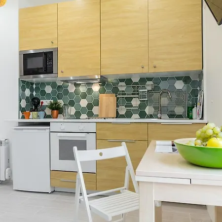 Casa Madere- Ideal Couples - & Cosy -train Station - Tram & Supermarkets-balcony- Washing-machine-ac