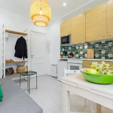 Casa Madere- Ideal Couples - & Cosy -train Station - Tram & Supermarkets-balcony- Washing-machine-ac