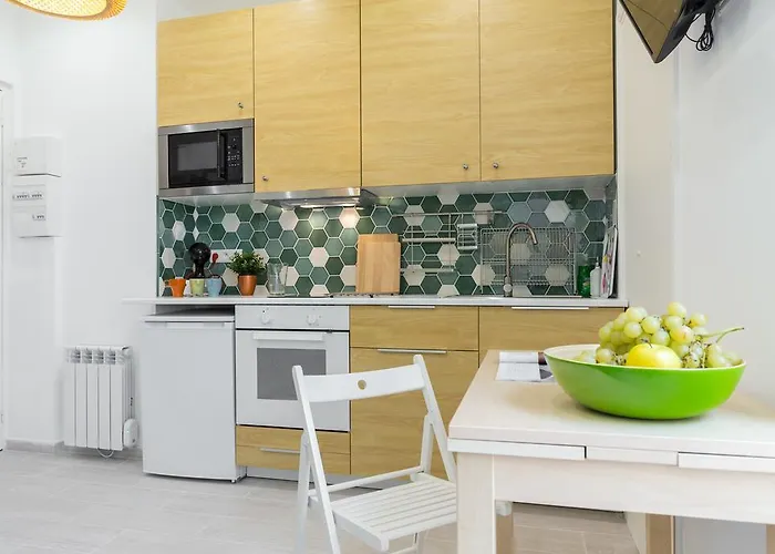 Casa Madere- Ideal Couples - & Cosy -train Station - Tram & Supermarkets-balcony- Washing-machine-ac