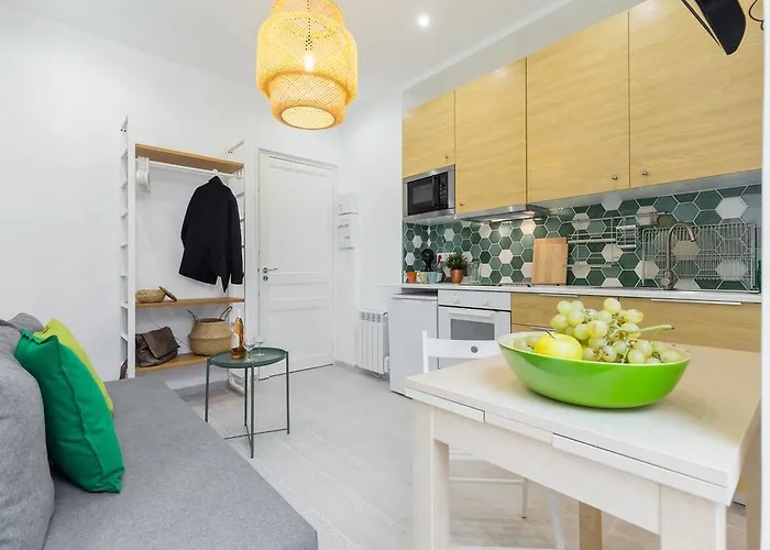 Casa Madere- Ideal Couples - & Cosy -train Station - Tram & Supermarkets-balcony- Washing-machine-ac