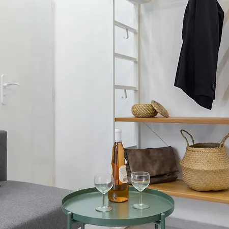 Lägenhet Casa Madere- Ideal Couples - & Cosy -train Station - Tram & Supermarkets-balcony- Washing-machine-ac *