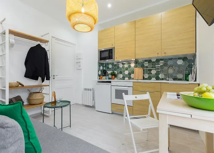 Apartamento Casa Madere- Ideal Couples - & Cosy -train Station - Tram & Supermarkets-balcony- Washing-machine-ac