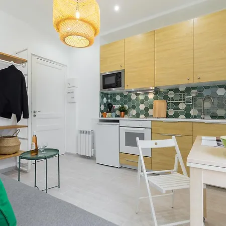 Apartament Casa Madere- Ideal Couples - & Cosy -train Station - Tram & Supermarkets-balcony- Washing-machine-ac
