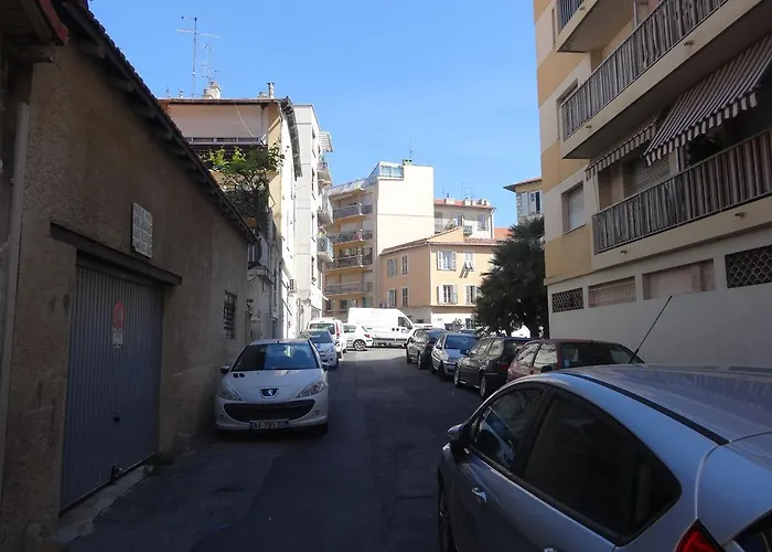 Casa Madere- Ideal Couples - & Cosy -train Station - Tram & Supermarkets-balcony- Washing-machine-ac