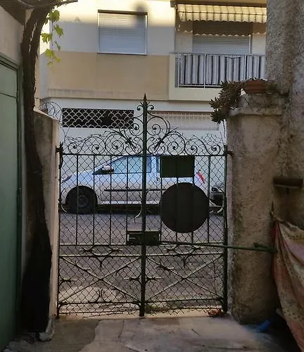 Apartmán Casa Madere- Ideal Couples - & Cosy -train Station - Tram & Supermarkets-balcony- Washing-machine-ac