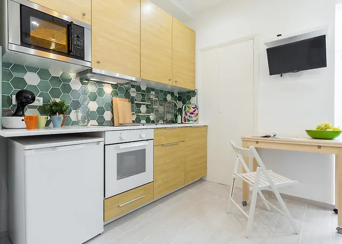 Casa Madere- Ideal Couples - & Cosy -train Station - Tram & Supermarkets-balcony- Washing-machine-ac