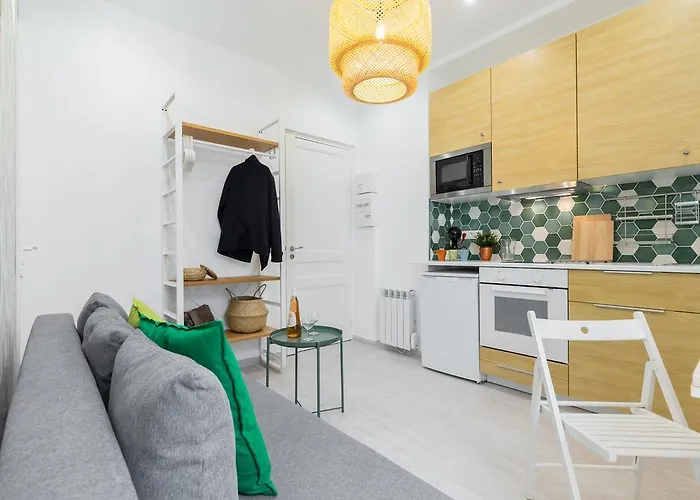 Casa Madere- Ideal Couples - & Cosy -train Station - Tram & Supermarkets-balcony- Washing-machine-ac