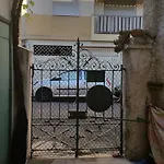 Apartman Casa Madere- Ideal Couples - & Cosy -train Station - Tram & Supermarkets-balcony- Washing-machine-ac