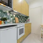 Apartman Casa Madere- Ideal Couples - & Cosy -train Station - Tram & Supermarkets-balcony- Washing-machine-ac