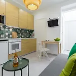 Apartman Casa Madere- Ideal Couples - & Cosy -train Station - Tram & Supermarkets-balcony- Washing-machine-ac