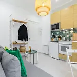 Casa Madere- Ideal Couples - & Cosy -train Station - Tram & Supermarkets-balcony- Washing-machine-ac