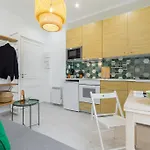 Apartman Casa Madere- Ideal Couples - & Cosy -train Station - Tram & Supermarkets-balcony- Washing-machine-ac