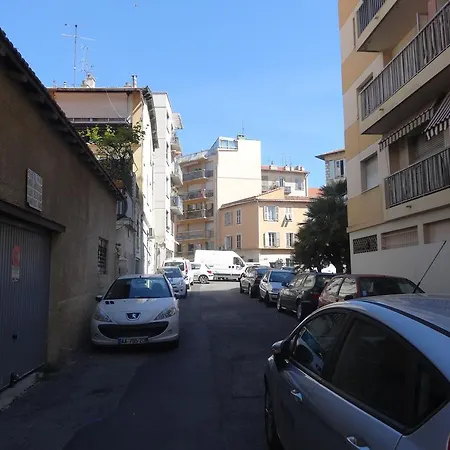 Casa Madere- Ideal Couples - & Cosy -train Station - Tram & Supermarkets-balcony- Washing-machine-ac