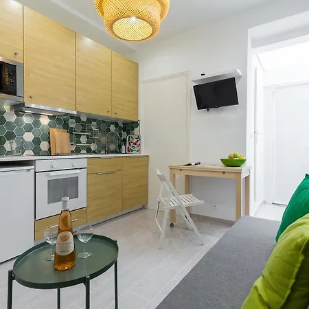 Apartment Casa Madere- Ideal Couples - & Cosy -train Station - Tram & Supermarkets-balcony- Washing-machine-ac
